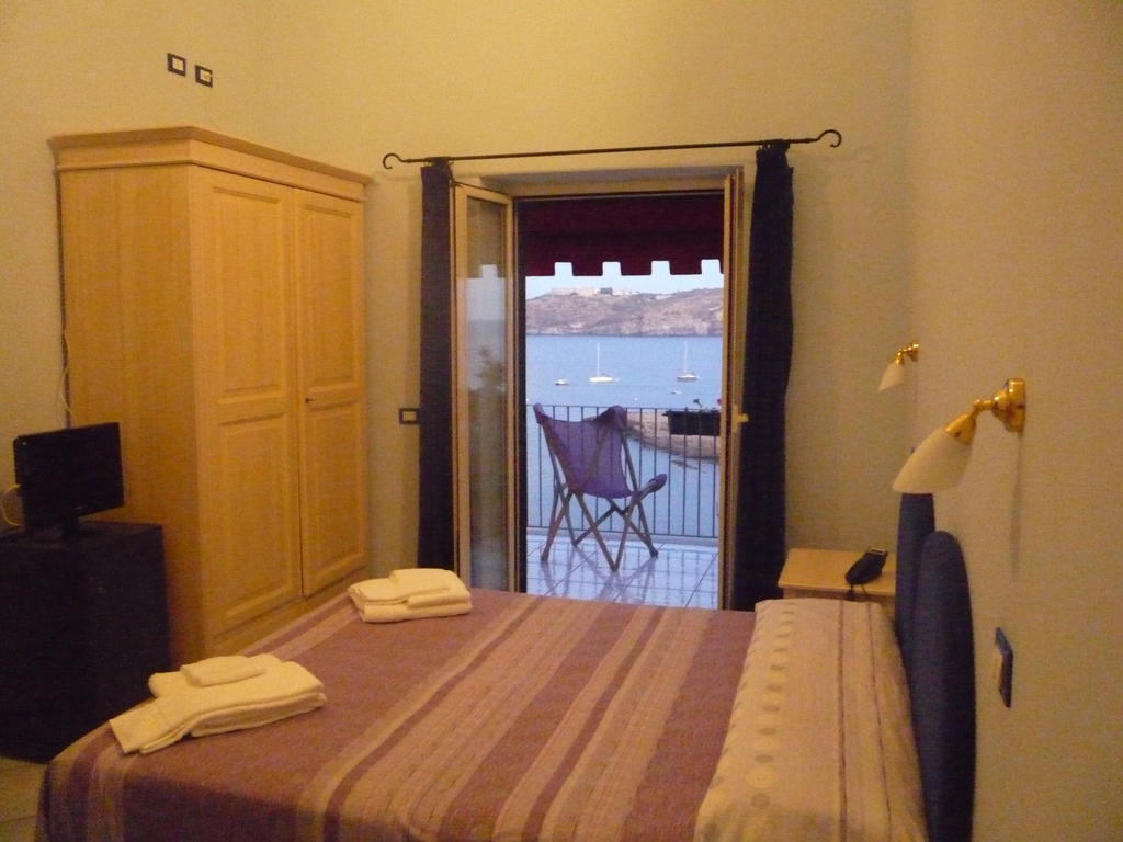 Hotel Villa Iulia Ventotene Habitación foto